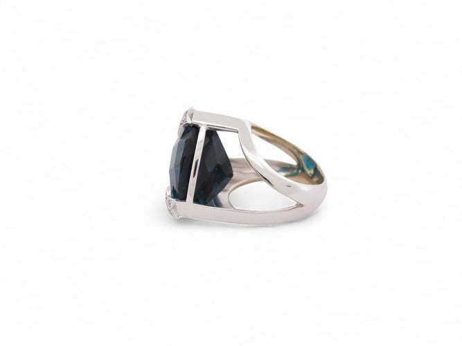 Bague 54 Bague cocktail en or blanc 18k, topaze London blue et diamants 0,25 ct (T54) 58 Facettes 270140