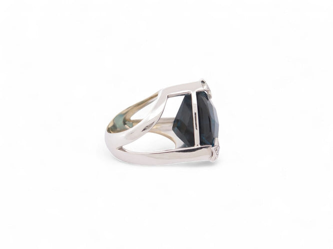 Bague 54 Bague cocktail en or blanc 18k, topaze London blue et diamants 0,25 ct (T54) 58 Facettes 270140