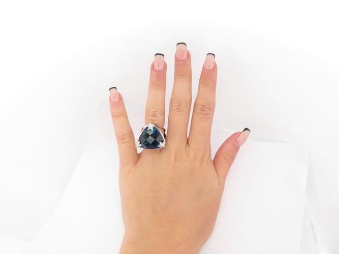 Bague 54 Bague cocktail en or blanc 18k, topaze London blue et diamants 0,25 ct (T54) 58 Facettes 270140