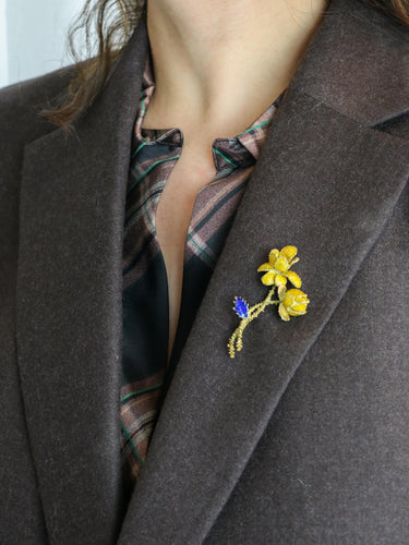 Broche Broche fleur vintage années 1970 en or jaune 18 carats et émail 58 Facettes 998