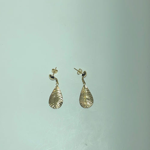 Boucles d'oreilles Boucles d’oreilles pendantes feuille texturée en or jaune 18 carats 58 Facettes 250232
