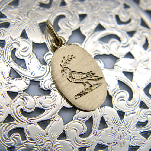 Pendentif Pendentif signature oiseau de paix gravé à la main en or 14 carats 58 Facettes A2001C