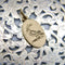 Pendentif Pendentif signature oiseau de paix gravé à la main en or 14 carats 58 Facettes A2001C