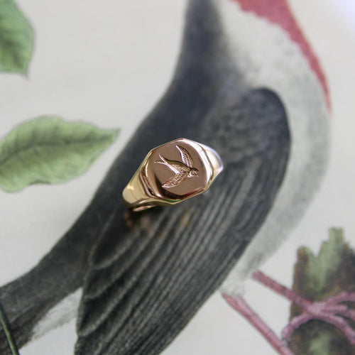 Bague 64 Bague chevalière Art déco en or 18K avec intaille d’hirondelle 58 Facettes A2002Z