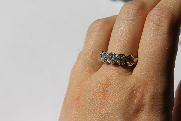 Bague 54 Bague bandeau des années 1950 en or blanc et 5 diamants 58 Facettes
