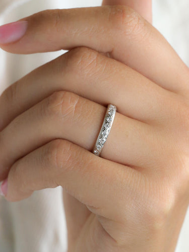 Bague 53 Alliance vintage sertie étoile en or blanc 18 carats et diamants 58 Facettes 1145.2