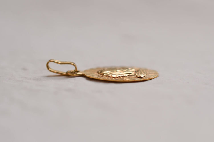 Pendentif Médaille religieuse ovale angelot en or jaune 18 carats 58 Facettes Ref2683