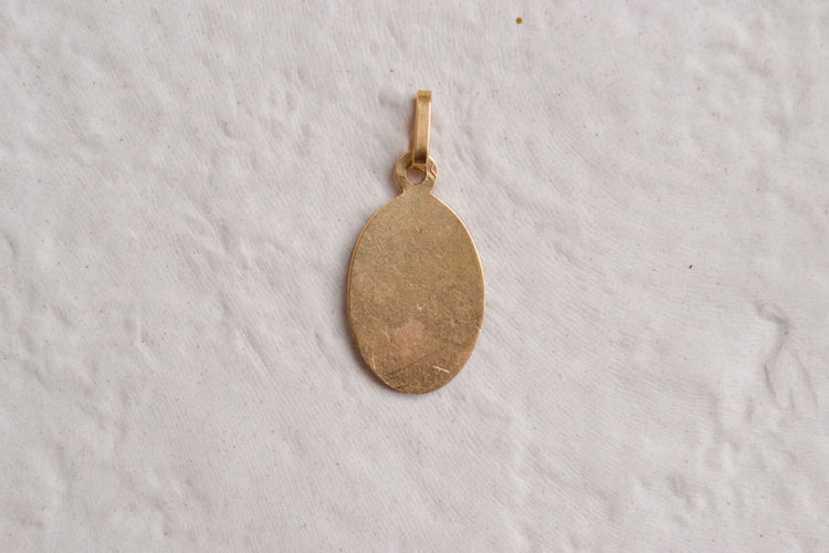 Pendentif Médaille religieuse ovale angelot en or jaune 18 carats 58 Facettes Ref2683