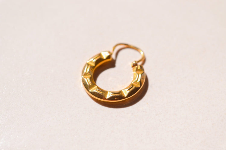 Boucles d'oreilles Boucle d’oreille mono créole effet bambou en or jaune 18 carats 58 Facettes Ref3247