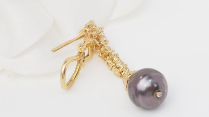 Boucles d'oreilles Boucles d’oreilles pendantes en or jaune 18 ct, diamants et perles de Tahiti 58 Facettes 32802