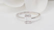 Bague 53.5 Bague solitaire en or gris 18 kt et diamants taille baguette 58 Facettes 32845