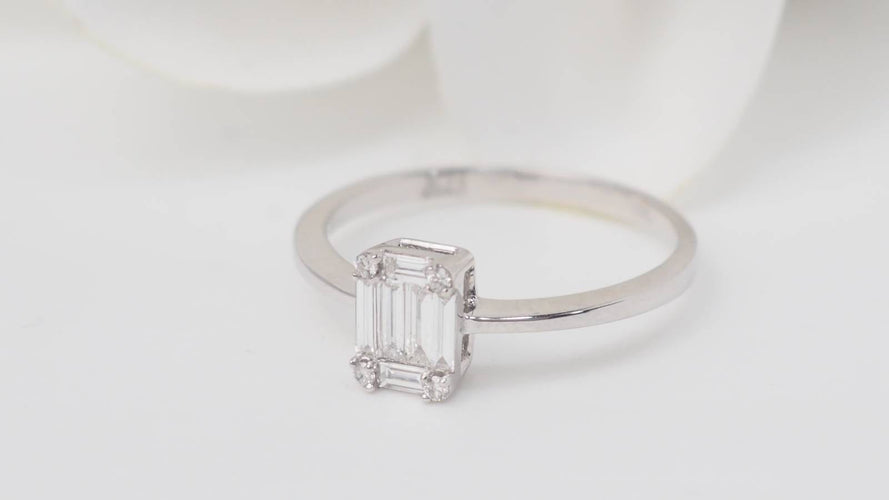 Bague 53.5 Bague solitaire en or gris 18 kt et diamants taille baguette 58 Facettes 32845