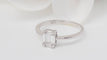 Bague 53.5 Bague solitaire en or gris 18 kt et diamants taille baguette 58 Facettes 32845