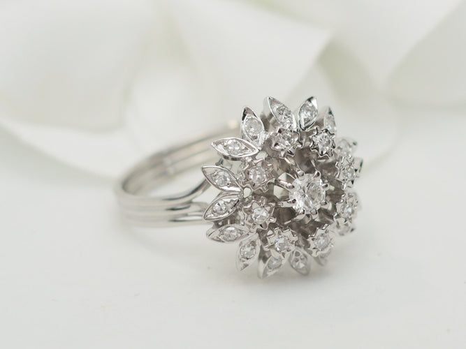 Bague 54 Bague fleur en or blanc 18 ct et diamants 58 Facettes 33233