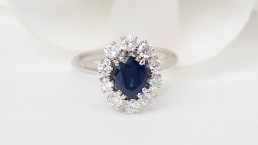 Bague 54 Bague marguerite en or blanc 18 ct, saphir ovale et diamants 58 Facettes 32893