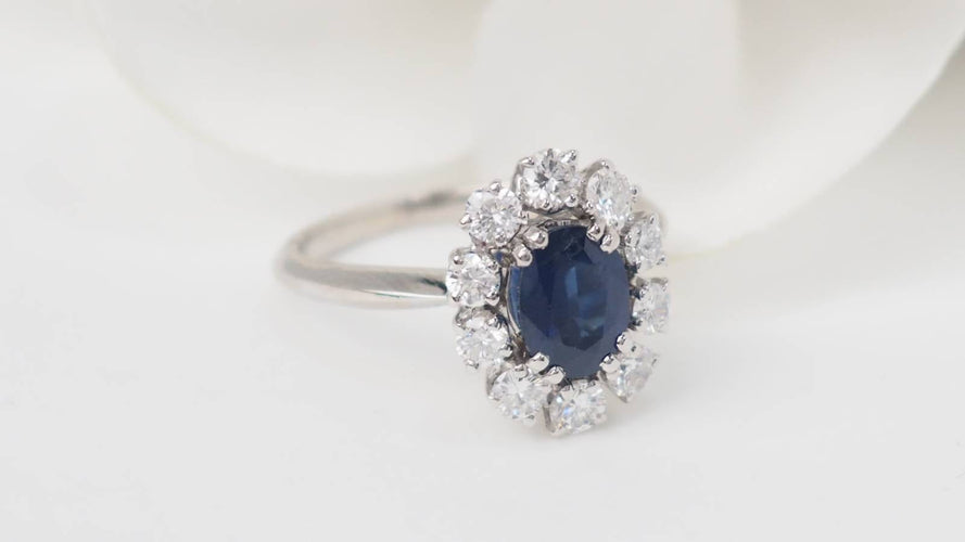 Bague 54 Bague marguerite en or blanc 18 ct, saphir ovale et diamants 58 Facettes 32893