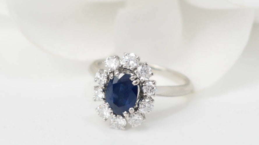 Bague 54 Bague marguerite en or blanc 18 ct, saphir ovale et diamants 58 Facettes 32893