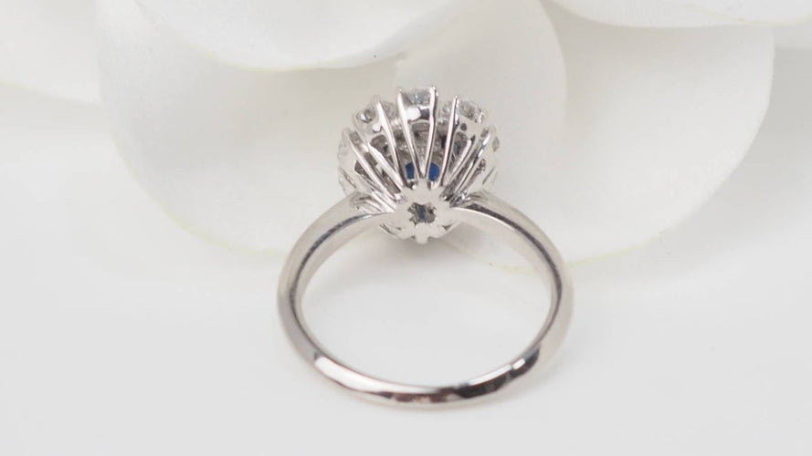 Bague 54 Bague marguerite en or blanc 18 ct, saphir ovale et diamants 58 Facettes 32893