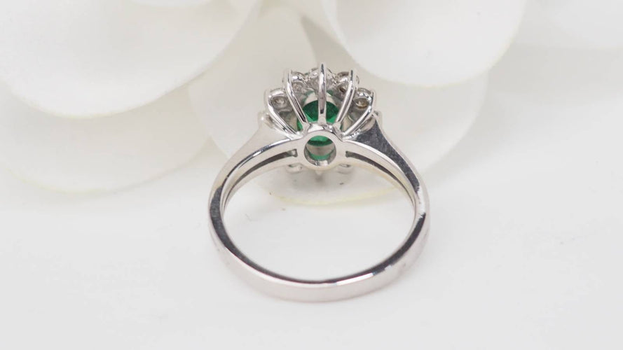 Bague 49 Bague marguerite en or blanc 18 kt, émeraude et diamants 58 Facettes 32907