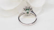 Bague 49 Bague marguerite en or blanc 18 kt, émeraude et diamants 58 Facettes 32907