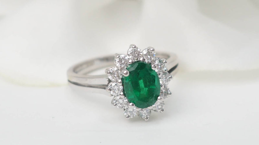 Bague 49 Bague marguerite en or blanc 18 kt, émeraude et diamants 58 Facettes 32907