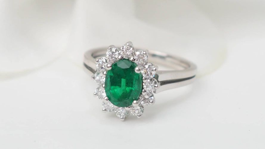 Bague 49 Bague marguerite en or blanc 18 kt, émeraude et diamants 58 Facettes 32907