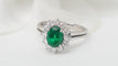 Bague 49 Bague marguerite en or blanc 18 kt, émeraude et diamants 58 Facettes 32907