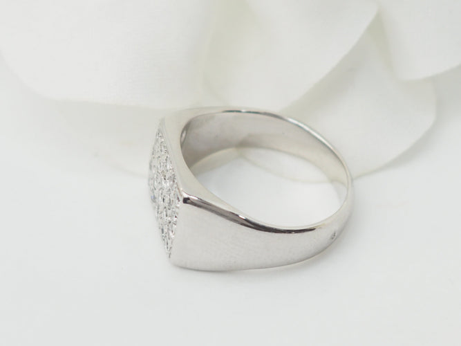 Bague 53.5 Bague chevalière sertie de diamants en or blanc 18 ct 58 Facettes 33267