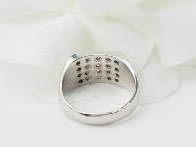 Bague 53.5 Bague chevalière sertie de diamants en or blanc 18 ct 58 Facettes 33267