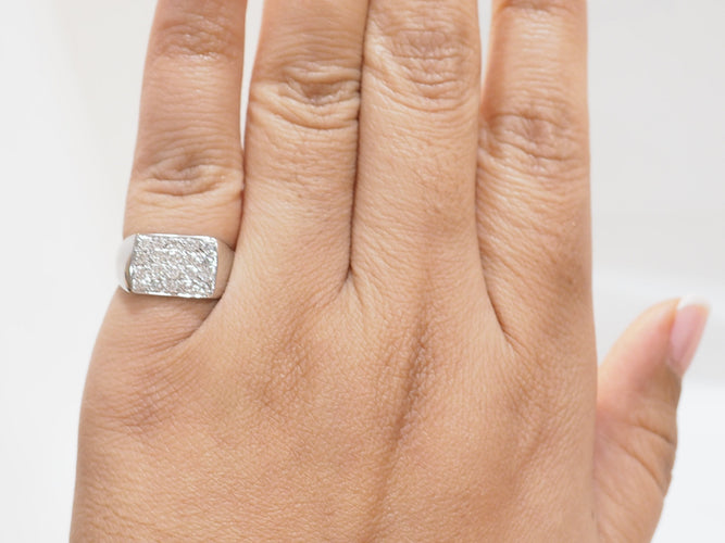 Bague 53.5 Bague chevalière sertie de diamants en or blanc 18 ct 58 Facettes 33267