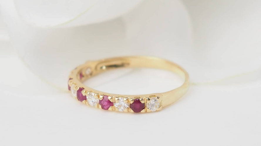 Bague 53 Demi-alliance en or jaune 18 kt, rubis et diamants 58 Facettes 32930