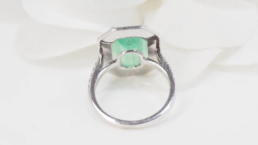 Bague 52 Bague double entourage en or blanc 18 kt, émeraude et diamants 58 Facettes 32636