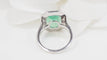 Bague 52 Bague double entourage en or blanc 18 kt, émeraude et diamants 58 Facettes 32636