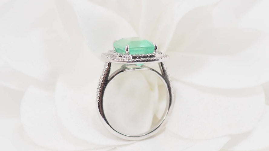 Bague 52 Bague double entourage en or blanc 18 kt, émeraude et diamants 58 Facettes 32636