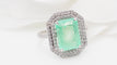 Bague 52 Bague double entourage en or blanc 18 kt, émeraude et diamants 58 Facettes 32636