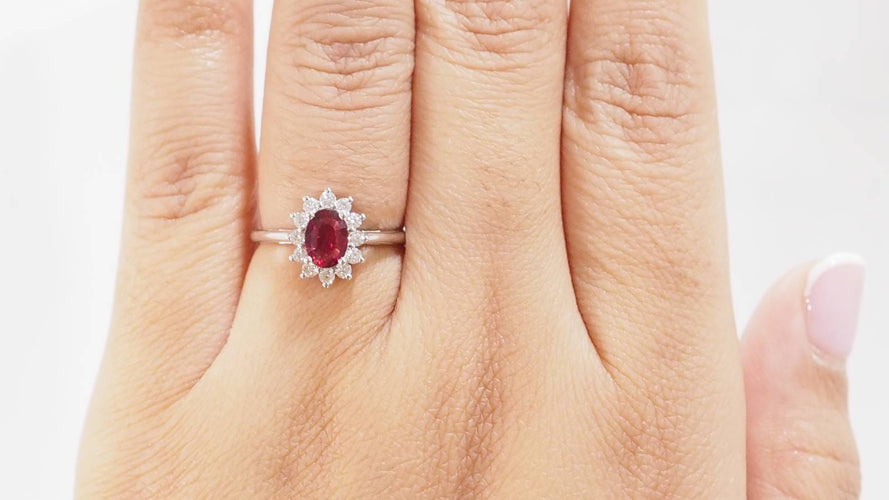 Bague 54 Bague marguerite en or blanc 18 kt, rubis et diamants 58 Facettes 32945