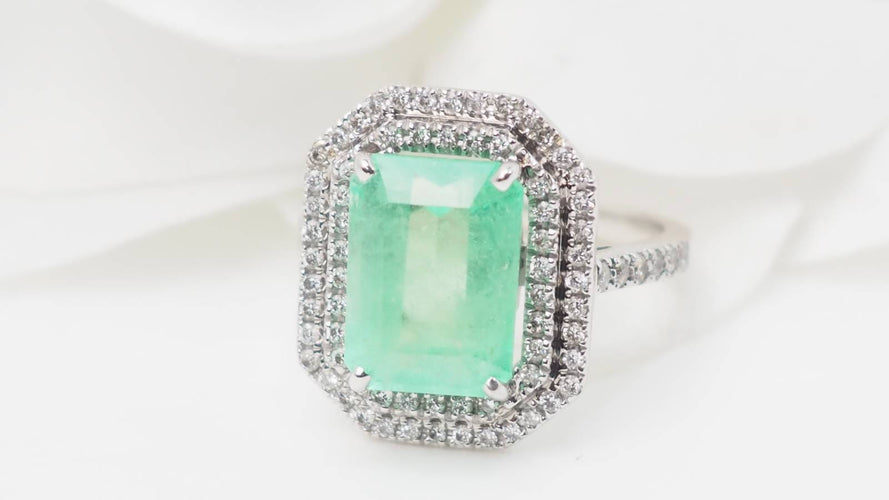Bague 52 Bague double entourage en or blanc 18 kt, émeraude et diamants 58 Facettes 32636