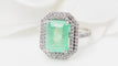 Bague 52 Bague double entourage en or blanc 18 kt, émeraude et diamants 58 Facettes 32636