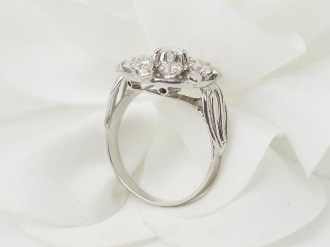 Bague 50 Bague marguerite en or blanc 18 kt et diamants 58 Facettes 33515