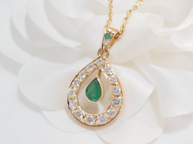 Collier Collier pendentif en or jaune 18 kt, émeraude et diamants 58 Facettes 33327