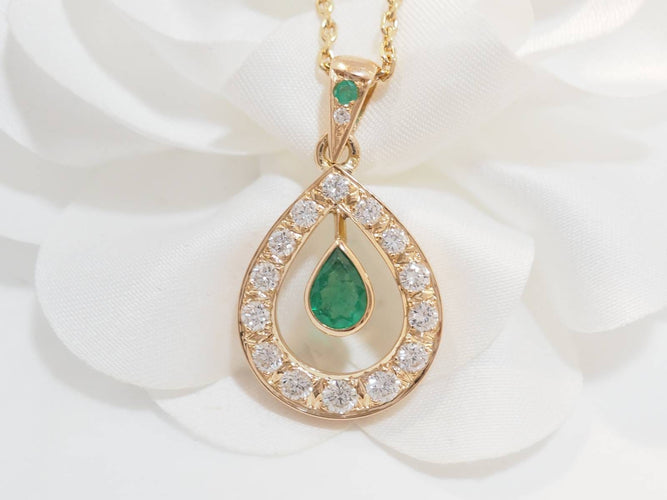 Collier Collier pendentif en or jaune 18 kt, émeraude et diamants 58 Facettes 33327