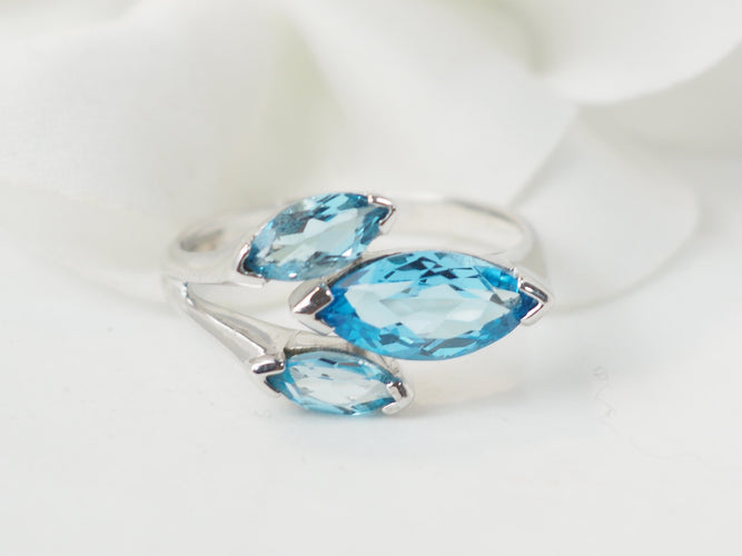 Bague 55 Bague en or blanc 18 ct avec topazes bleues 58 Facettes 33498