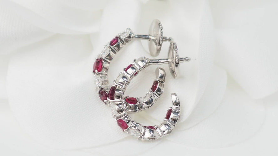 Boucles d'oreilles Boucles d’oreilles créoles en or blanc 18 ct, rubis et diamants 58 Facettes 32986