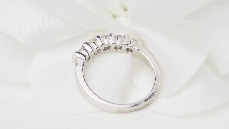 Bague 53.5 Demi-alliance en or blanc 18 kt et diamants 0,60 ct 58 Facettes 31384