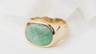 Bague 50 Bague chevalière en or jaune 18 kt avec cabochon de jade 58 Facettes 31221