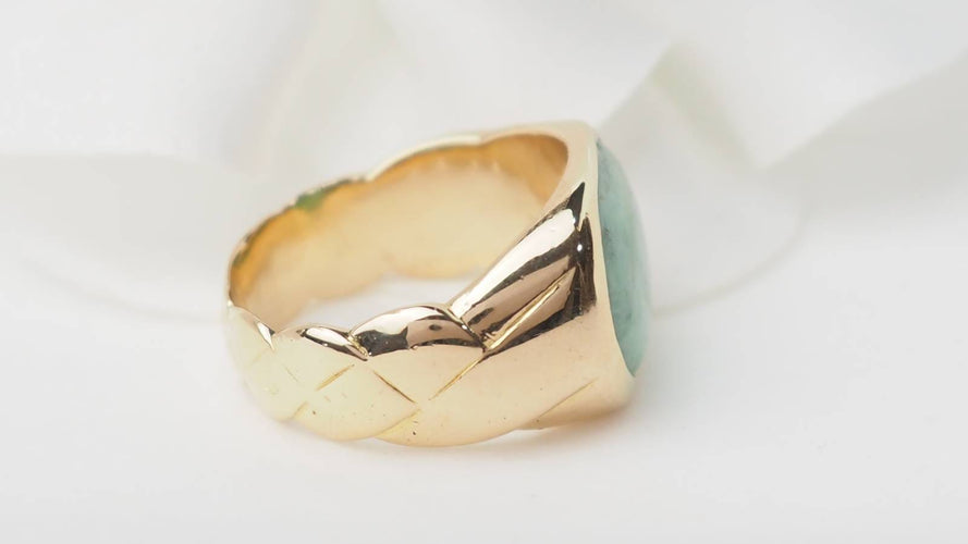 Bague 50 Bague chevalière en or jaune 18 kt avec cabochon de jade 58 Facettes 31221