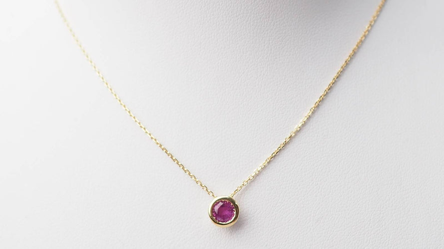 Collier Collier solitaire en or jaune 18 kt avec rubis 0,57 ct 58 Facettes vlfr6043