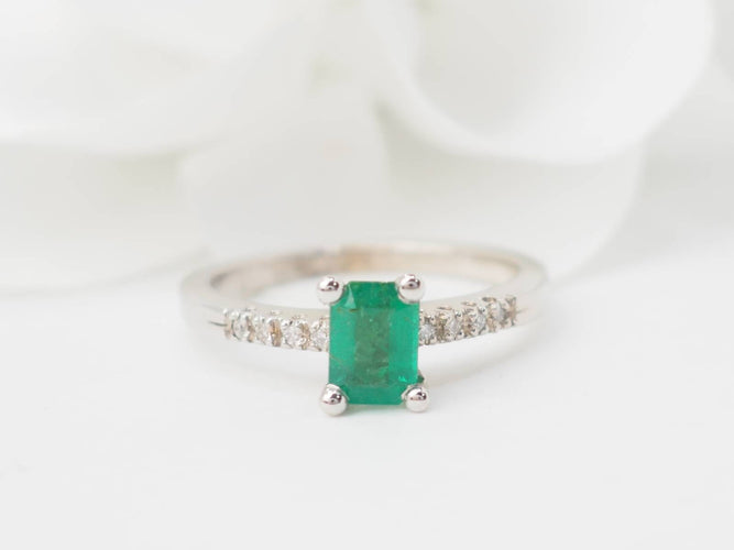 Bague 53 Bague solitaire en or blanc 18 ct, émeraude et diamants 58 Facettes 31389