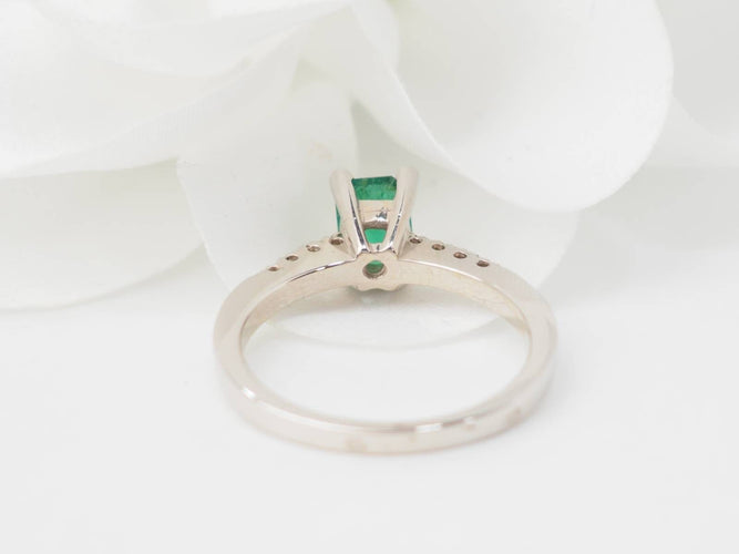 Bague 53 Bague solitaire en or blanc 18 ct, émeraude et diamants 58 Facettes 31389