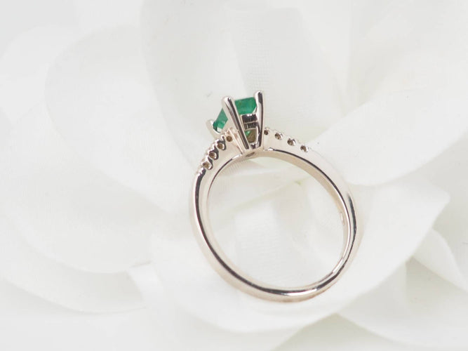 Bague 53 Bague solitaire en or blanc 18 ct, émeraude et diamants 58 Facettes 31389